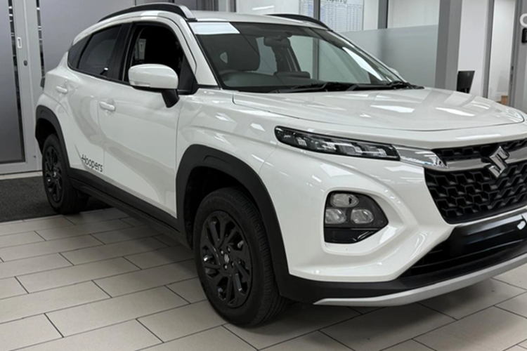 Khoảng để chân ở hàng ghế sau được đánh giá là rất rộng rãi. Tuy nhiên, khoảng cách đầu với trần xe lại hạn chế, không thực sự thoải mái với người cao quá 1,7 m. Trang bị tiện nghi của Suzuki Fronx ở thị trường Indonesia gồm có ghế lái chỉnh tay 6 hướng, ghế phụ lái chỉnh tay 4 hướng, vô lăng chỉnh 4 hướng, bảng đồng hồ analog với màn hình đa thông tin cỡ nhỏ