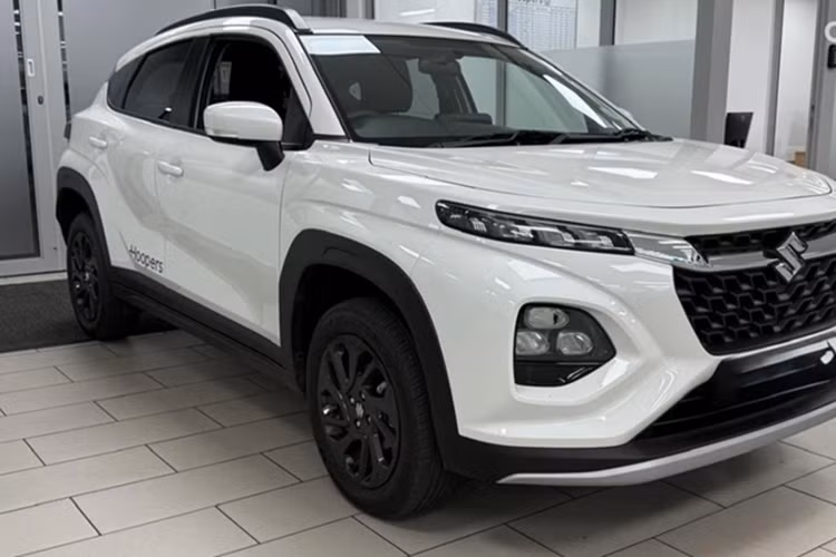 Khoảng để chân ở hàng ghế sau được đánh giá là rất rộng rãi. Tuy nhiên, khoảng cách đầu với trần xe lại hạn chế, không thực sự thoải mái với người cao quá 1,7 m. Trang bị tiện nghi của Suzuki Fronx ở thị trường Indonesia gồm có ghế lái chỉnh tay 6 hướng, ghế phụ lái chỉnh tay 4 hướng, vô lăng chỉnh 4 hướng, bảng đồng hồ analog với màn hình đa thông tin cỡ nhỏ