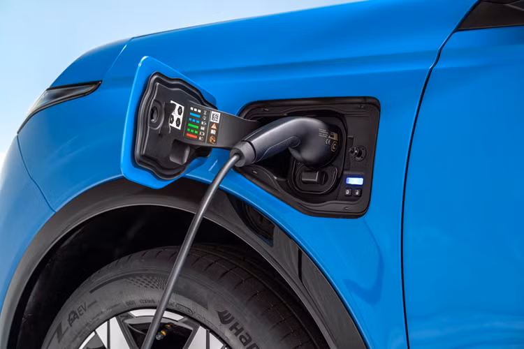 Nissan Micra cũng có các trang bị như nút chọn chế độ lái trên vô lăng, phanh xe điện tử, các cổng USB-C và bộ sạc không dây.... Chất liệu bọc ghế sẽ phụ thuộc vào phiên bản đã chọn, với khách hàng có thể chọn từ 3 phiên bản có tên là Modern, Audacious và Chill.