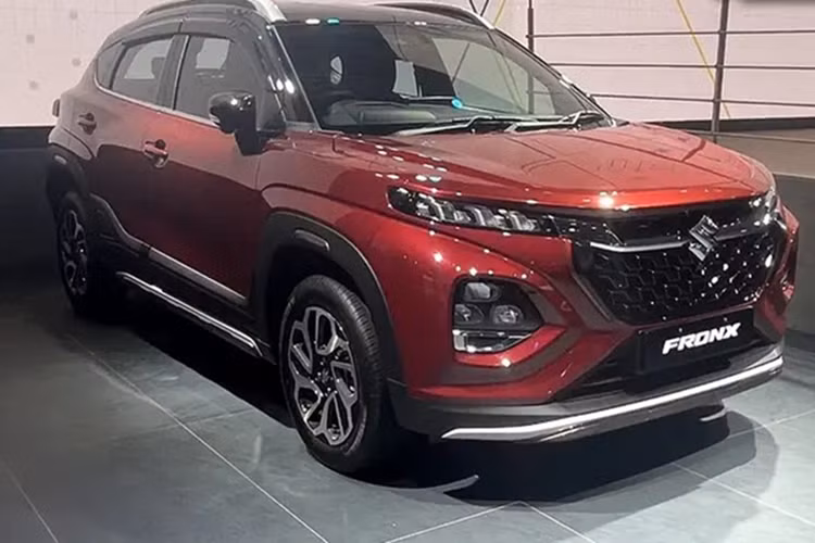 Dải đèn LED chiếu sáng ban ngày (DRL) và đèn xi-nhan nằm ở phía trên trong khi đèn pha chiếu sáng chính được đặt phía dưới, tất cả đều sử dụng công nghệ LED. Dấu ấn đặc trưng của một mẫu SUV được thể hiện rõ qua các ốp nhựa đen quanh hốc bánh.