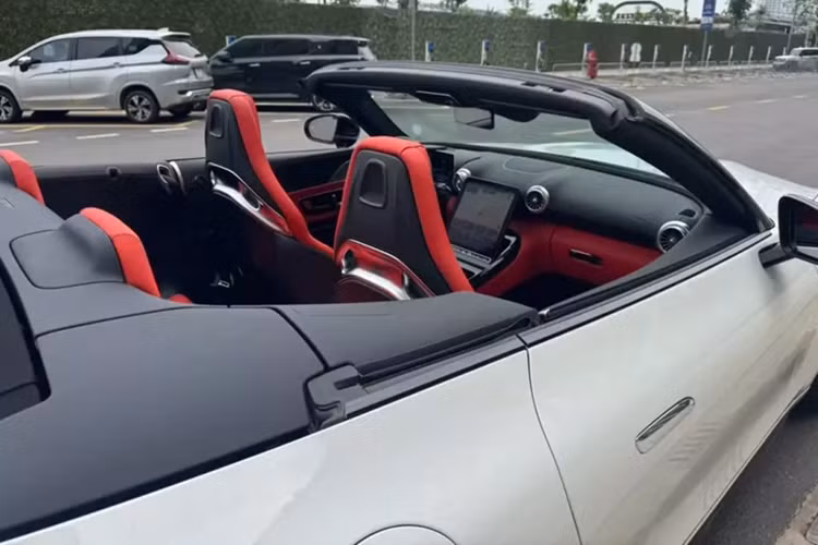 Mercedes-AMG SL43 mới chạy 2.000 km đã bị chủ nhân bán lại thuộc thế hệ thứ 7, sản xuất từ năm ngoái, chiếc xe này có phần mặt tiền khá ấn tượng với lưới tản nhiệt vòng cung, được tạo hình bằng các nan dọc, nằm chính giữa vẫn là logo ngôi sao 3 cánh.