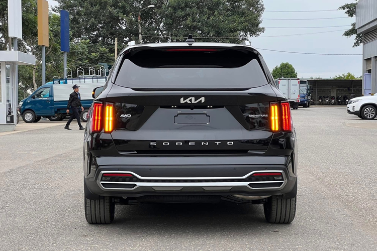 Với các dòng sedan, hãng Kia cũng triển khai chương trình giảm giá với mức khiêm tốn hơn, dao động từ 10 - 30 triệu đồng. Trong đó, mức khuyến mãi 30 triệu đồng dành cho cặp đôi Kia K5 và K3, tùy phiên bản. Ngoài chương trình giảm giá, các mẫu xe Kia còn được áp dụng chính sách bảo hành 5 năm hoặc 150.000 km, tùy điều kiện nào đến trước.