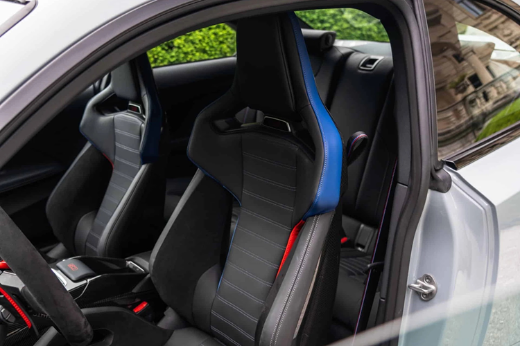 Tương tự M2 phiên bản tiêu chuẩn, BMW M2 CS sở hữu bảng đồng hồ taplo và màn hình trung tâm cong cảm ứng có kích thước lần lượt 12.3 inch và 14.9 inch.