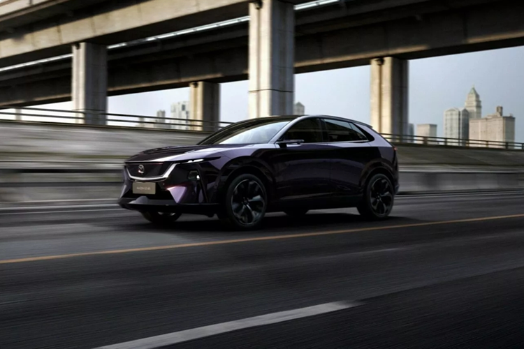 Khoang lái của Mazda EZ-60 được đánh giá là hiện đại hơn so với "người anh em" EZ-6, với điểm nhấn là màn hình giải trí trung tâm kích thước lớn 26,45 inch đặt nổi ở giữa bảng táp-lô.