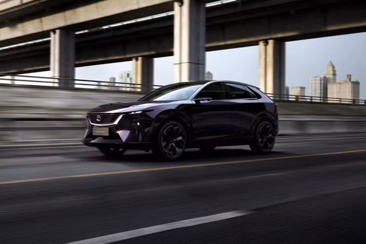 Khoang lái của Mazda EZ-60 được đánh giá là hiện đại hơn so với "người anh em" EZ-6, với điểm nhấn là màn hình giải trí trung tâm kích thước lớn 26,45 inch đặt nổi ở giữa bảng táp-lô.