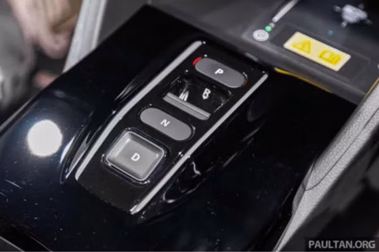 Honda e:N1 sở hữu gói an toàn chủ động Honda Sensing, gồm các tính năng: Phanh giảm thiểu va chạm (CMBS), Hỗ trợ giữ làn đường (LKAS), Cảnh báo chệch làn &amp; hỗ trợ giữ làn (RDM với LDW), Đèn pha tự động (AHB), Ga tự động thích ứng với dải tốc độ thấp (ACC với LSF), Cảnh báo xe phía trước khởi hành (LCDN)