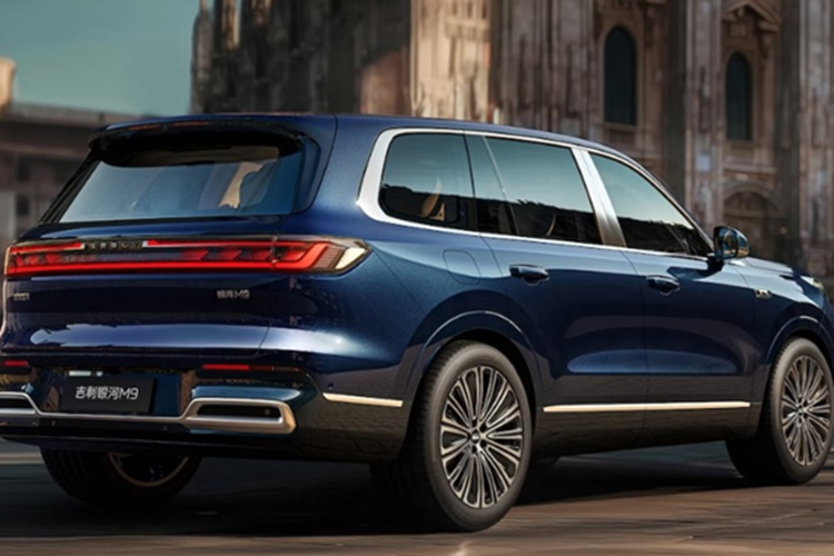 Viền cửa sổ mạ chrome sáng và cột C thẳng đứng mang đến dáng vẻ vững chãi. Cụm đèn hậu LED liền mạch, cặp ống xả giả và mâm hợp kim nhiều chấu hoàn thiện ngoại hình tổng thể. Không gian cabin của Galaxy M9 gây ấn tượng với màn hình cảm ứng cỡ lớn 30 inch trải dài từ vị trí trung tâm đến trước mặt hành khách bên phải.