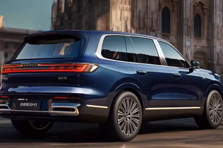 Viền cửa sổ mạ chrome sáng và cột C thẳng đứng mang đến dáng vẻ vững chãi. Cụm đèn hậu LED liền mạch, cặp ống xả giả và mâm hợp kim nhiều chấu hoàn thiện ngoại hình tổng thể. Không gian cabin của Galaxy M9 gây ấn tượng với màn hình cảm ứng cỡ lớn 30 inch trải dài từ vị trí trung tâm đến trước mặt hành khách bên phải.