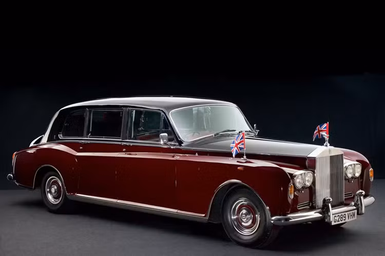 Phantom thế hệ thứ V ra mắt năm 1959, dựa trên mẫu Silver Cloud cùng thời. Hai mẫu xe này dùng chung động cơ V8 dung tích 6.2L và hộp số tự động Hydramatic 4 cấp, sản xuất theo giấy phép của General Motors. Khác với Phantom IV hiếm có, Phantom V được sản xuất số lượng 518 chiếc và không giới hạn chỉ bán cho nguyên thủ.