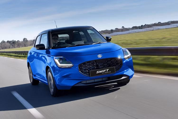 Xe mang diện mạo tương đồng với phiên bản quốc tế, đồng thời xuất hiện dòng chữ “Hybrid” ở phần đuôi. So với thế hệ trước, Suzuki Swift 2025 có một số tinh chỉnh về thiết kế, đặc biệt ở phần đầu xe. Cụm đèn pha nay được đặt thấp hơn, trong khi lưới tản nhiệt mở rộng tạo điểm nhấn thể thao.