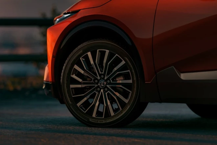 Trung tâm bảng điều khiển là màn hình cảm ứng 14 inch tích hợp hệ thống Toyota Audio Multimedia mới nhất. Hệ thống âm thanh tiêu chuẩn gồm 6 loa, nhưng người dùng có thể nâng cấp lên dàn âm thanh JBL cao cấp với 9 loa và công suất lên tới 800 W.