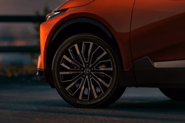 Trung tâm bảng điều khiển là màn hình cảm ứng 14 inch tích hợp hệ thống Toyota Audio Multimedia mới nhất. Hệ thống âm thanh tiêu chuẩn gồm 6 loa, nhưng người dùng có thể nâng cấp lên dàn âm thanh JBL cao cấp với 9 loa và công suất lên tới 800 W.