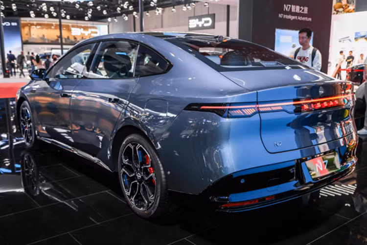 Tương tự ngoại thất, nội thất của Nissan N7 cũng không có gì đặc biệt hay gây bất ngờ cho người dùng. Theo đúng xu hướng phổ biến hiện nay, xe được trang bị màn hình cảm ứng trung tâm 15,6 inch với độ phân giải 2.5K và bảng đồng hồ kỹ thuật số. Với màn hình thông tin giải trí cỡ lớn, Nissan N7 không có nhiều nút bấm vật lý.