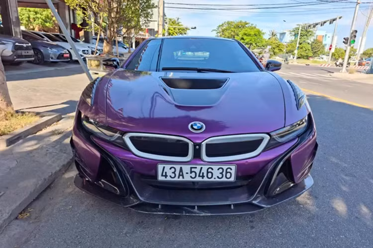 Sau 10 năm, trào lưu chơi xe BMW i8 cũng đã hạ nhiệt nhiều, vì thế, giá bán của xe cũng rẻ hơn 2/3 so với thời điểm về nước, quá nhiều xe, nên 1 số chủ nhân đã chi hàng trăm triệu đồng để độ body kit để mang đến sự lạ mắt cho xế cưng.