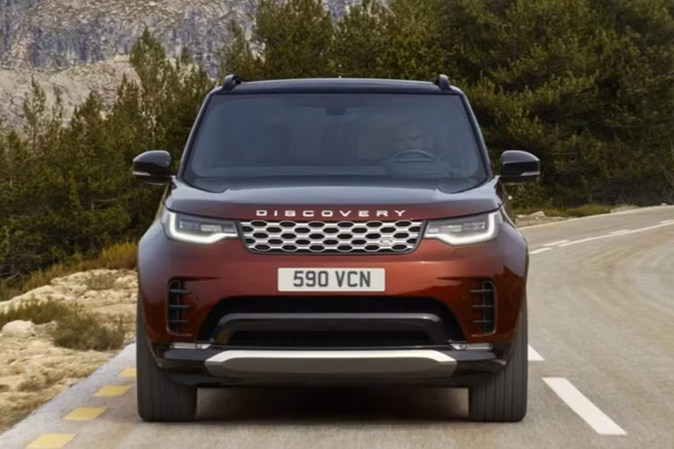 Không gian nội thất trên xe tiếp tục theo đuổi chủ đề cao cấp với ghế bọc da Ebony Windsor, ốp nhôm Shadow Aluminum cùng nhiều chi tiết tinh xảo như bệ bước cửa khắc logo riêng và hệ thống điều hòa sau độc lập.