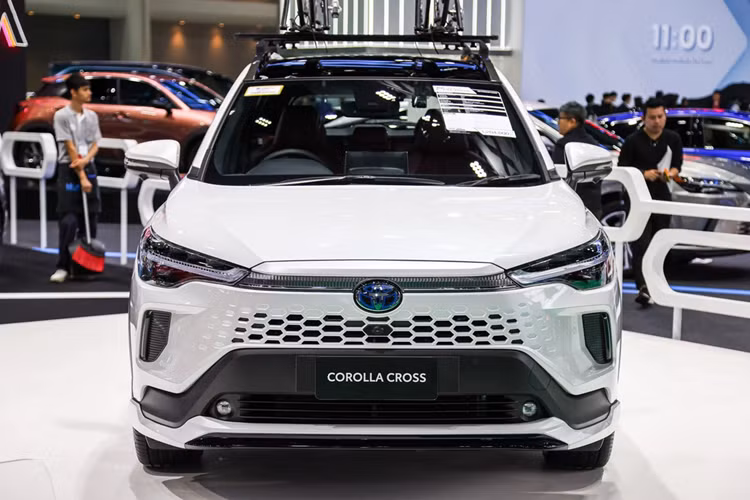 Theo kế hoạch, Toyota Corolla Cross GR Sport mới sẽ có mặt tại các đại lý ở Nhật từ ngày 4/8 tới đây với giá khởi điểm 3.895.000 Yên (khoảng 801 triệu đồng). Bản tiêu chuẩn của xe có giá từ 2.760.000 Yên (496 triệu đồng) cho bản dẫn động cầu trước và 3.019.000 Yên (543 triệu đồng) cho bản AWD.