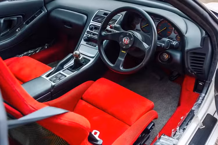 Siêu xe NSX đã truyền cảm hứng cho Gordon Murray khi thiết kế McLaren F1 huyền thoại. Siêu xe nhà Honda/Acura cũng là lựa chọn rẻ hơn và dễ tiếp cận hơn Ferrari 348, NSX đã buộc Ferrari phải đáp trả bằng F355 vào năm 1994.