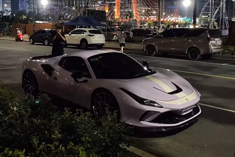 Việc thêm vào phần mui xếp cứng khiến chiếc siêu xe mui trần Ferrari F8 Spider nặng hơn biến thể mui cứng là Ferrari F8 Tributo khoảng 70 kg. Tuy nhiên, Ferrari F8 Spider vẫn nhẹ hơn người tiền nhiệm là Ferrari 488 Spider đến tận 20 kg. Siêu xe mui trần Ferrari F8 Spider đầu tiên ra biển số của tỉnh Lâm Đồng được trang bị động cơ V8, dung tích 3.9 lít, tăng áp kép, tạo ra công suất tối đa 711 mã lực và mô-men cực đại 770 Nm.