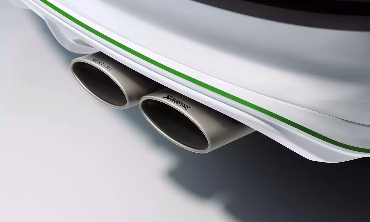 Bentley cũng trang bị phanh gốm carbon, ống xả Titanium Akrapovic, và hệ dẫn động bốn bánh tiêu chuẩn.
