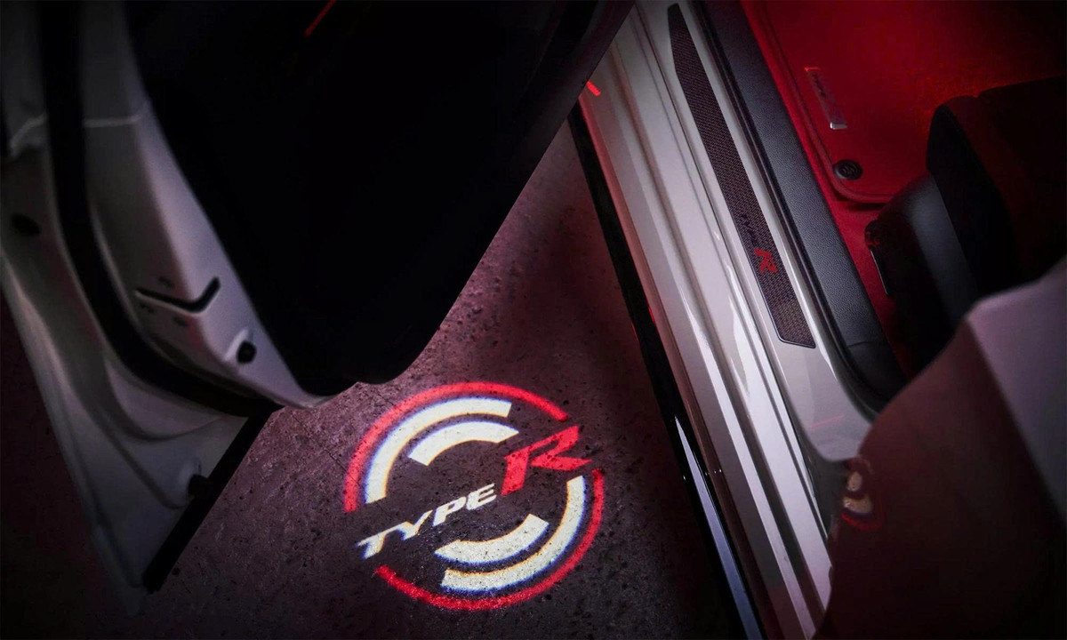 Giá bán chưa tiết lộ, nhưng tại Anh, Type R tiêu chuẩn có giá khoảng 70.000 USD. Tại Việt Nam, Civic Type R được phân phối chính hãng với giá gần 2,4 tỷ đồng, sử dụng động cơ 1.5L tăng áp, 170 mã lực và hộp số sàn 6 cấp.