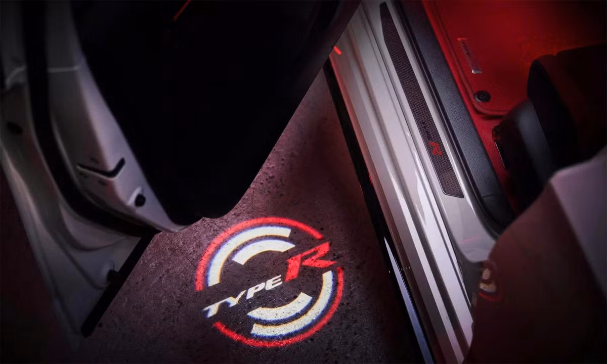 Giá bán chưa tiết lộ, nhưng tại Anh, Type R tiêu chuẩn có giá khoảng 70.000 USD. Tại Việt Nam, Civic Type R được phân phối chính hãng với giá gần 2,4 tỷ đồng, sử dụng động cơ 1.5L tăng áp, 170 mã lực và hộp số sàn 6 cấp.