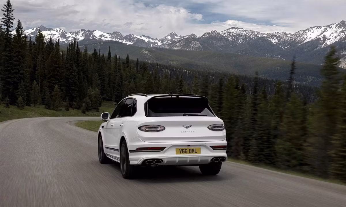 Cụm đèn hậu hình oval, thiết kế mới với kính trong suốt thay vì đỏ truyền thống, tạo hiệu ứng ánh sáng sắc lạnh hơn, đặc biệt khi nhìn từ phía sau vào ban đêm.