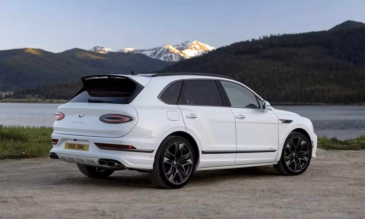 Bentayga Speed 2026 không đơn độc trong cuộc đua SUV siêu mạnh. Aston Martin DBX 707, Lamborghini Urus Performante, Ferrari Purosangue hay Porsche Cayenne Turbo E-Hybrid đều vượt mốc 700 mã lực, khiến Bentley dù tăng công suất vẫn phải tìm cách “chơi khác”.