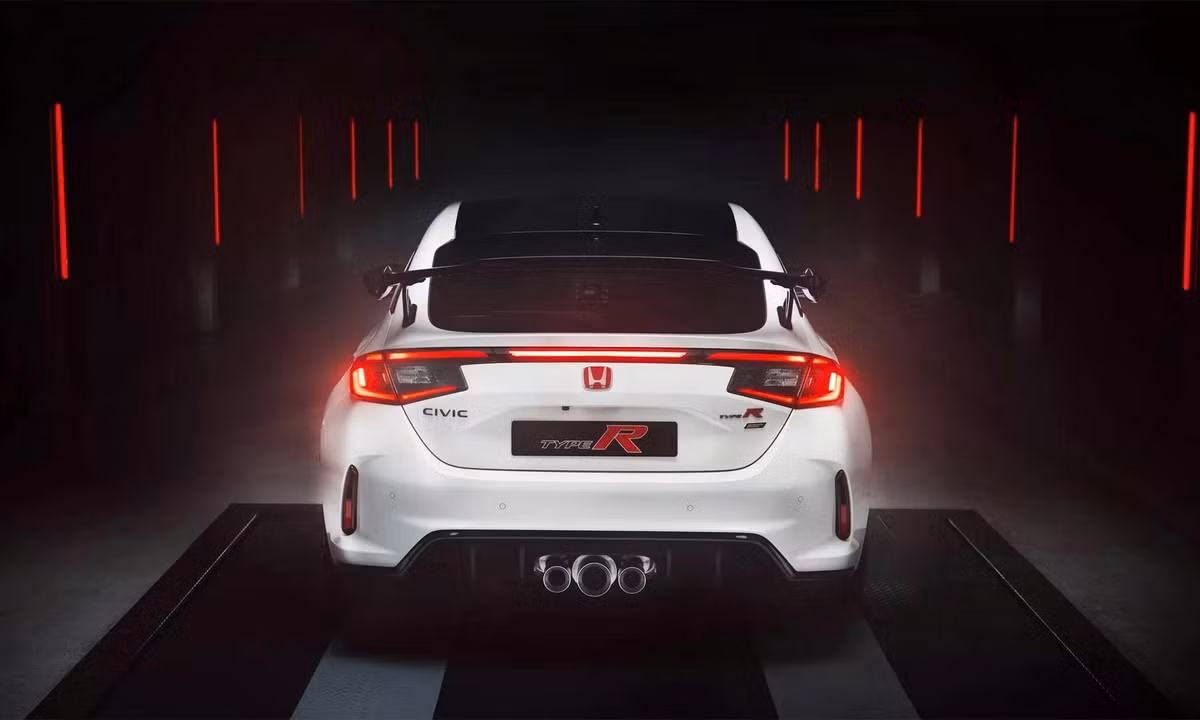 Phiên bản đặc biệt sở hữu thiết kế màu trắng với sọc đỏ thể thao, điểm xuyết chi tiết sợi carbon như cánh gió, cụm đèn hậu, viền cửa và bảng điều khiển trung tâm.