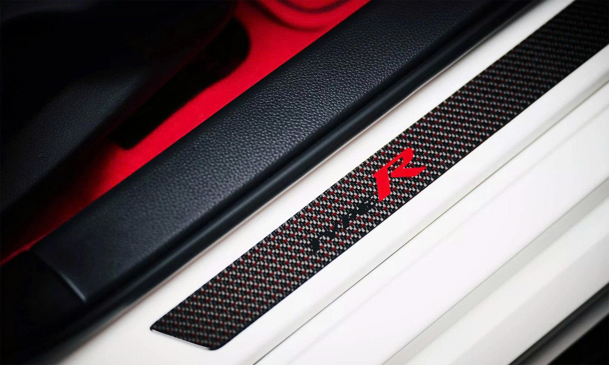 Nội thất bổ sung thêm đèn chào mừng Type R, giá để cốc và sàn để chân cao cấp. Mỗi xe kèm hộp quà được đánh số, gồm móc khóa carbon, thảm sàn cá nhân hóa và áo trùm xe.