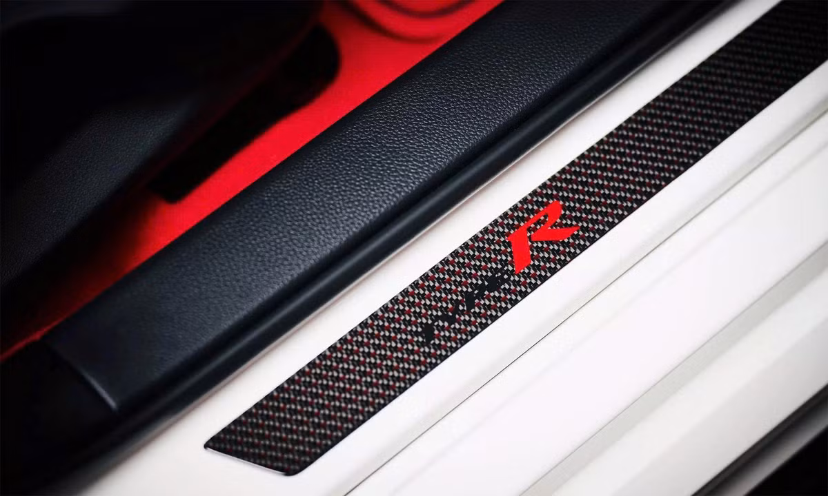 Nội thất bổ sung thêm đèn chào mừng Type R, giá để cốc và sàn để chân cao cấp. Mỗi xe kèm hộp quà được đánh số, gồm móc khóa carbon, thảm sàn cá nhân hóa và áo trùm xe.