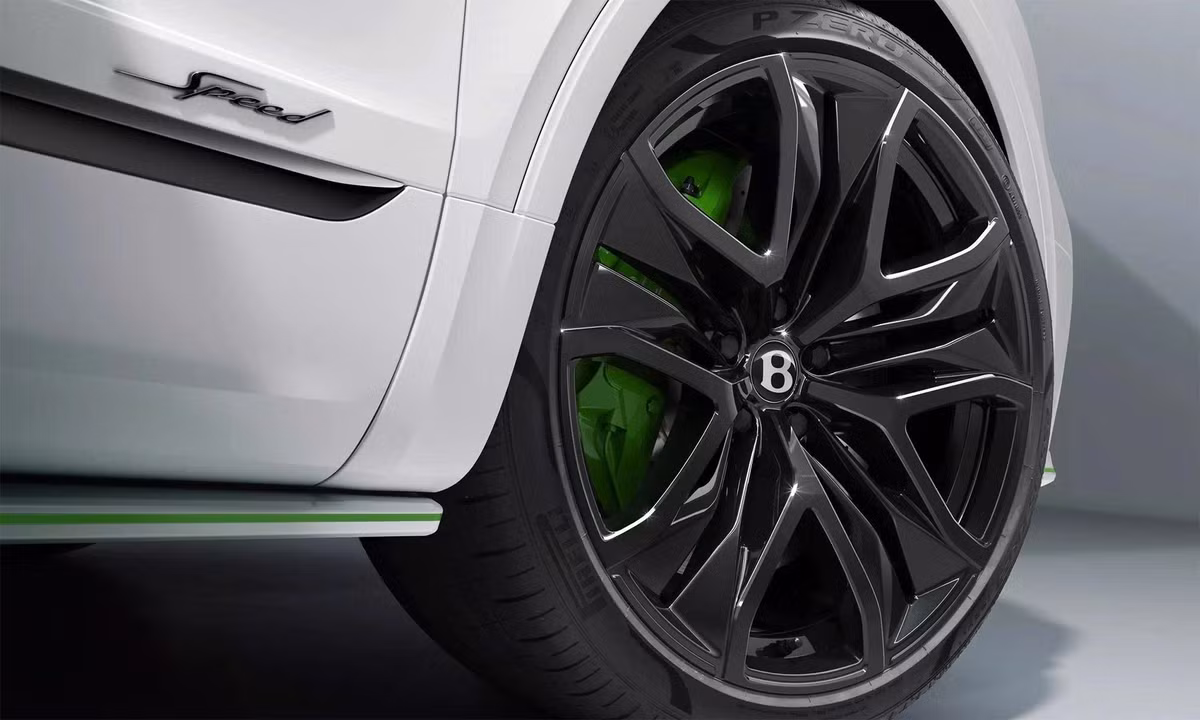 Vành xe mới tùy chọn 22 hoặc 23 inch, đèn pha tối màu, đèn hậu trong suốt và cảm biến ADAS tích hợp. Phanh gốm carbon tùy chọn, lái bốn bánh tiêu chuẩn tất cả giúp SUV nặng hơn 2,4 tấn vẫn linh hoạt như sedan thể thao.