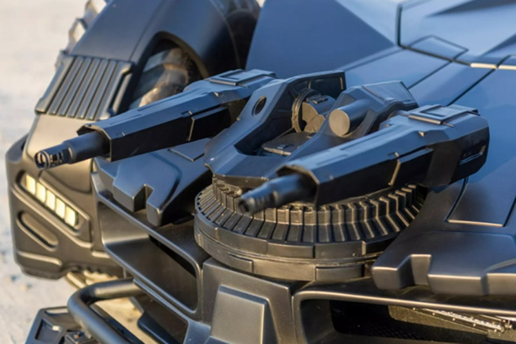 Khoang cabin của xe vẫn giữ bố cục nguyên bản của Mercedes-Benz CL55 AMG nhưng đã được cải tiến ở một số chi tiết như màn hình trung tâm và vô lăng, mang đến cảm giác hiện đại, phù hợp với thiết kế ngoại thất táo bạo.