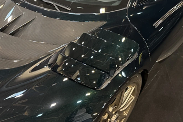 Với chế độ RACE START, Mercedes-AMG One có thể tăng tốc từ 0-100 km/h chỉ trong 2,9 giây, sánh ngang với những mẫu hypercar hàng đầu thế giới hiện nay. Đây không phải là lần đầu tiên Mercedes-AMG One gặp sự cố liên quan đến cháy nổ. Vào tháng 3/2023, một chiếc AMG One khác đang trong quá trình vận chuyển đến tay khách hàng cũng bốc cháy dữ dội ngay trên xe chuyên dụng.