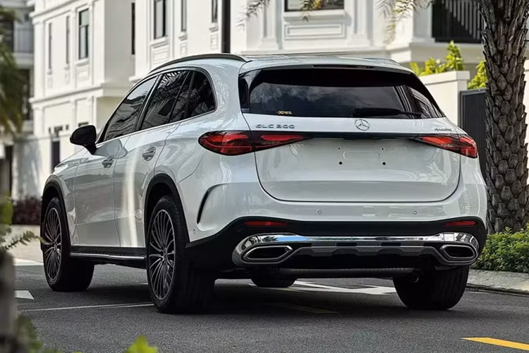 So với giá niêm yết 2,299 tỷ đồng, GLC 200 4Matic giảm giá đến hơn 100 triệu đồng. Với Mercedes-Benz GLC 300 4Matic, mức giảm giá cao hơn nhiều, lên đến 400 triệu đồng. Giá niêm yết của GLC 300 4Matic là 2,839 tỷ đồng nhưng giá thực tế tại đại lý chỉ còn hơn 2,4 tỷ đồng. Mức giảm giá của GLC 300 4Matic đủ để mua một chiếc xe hạng A mới như Hyundai Grand i10 và Kia Morning.