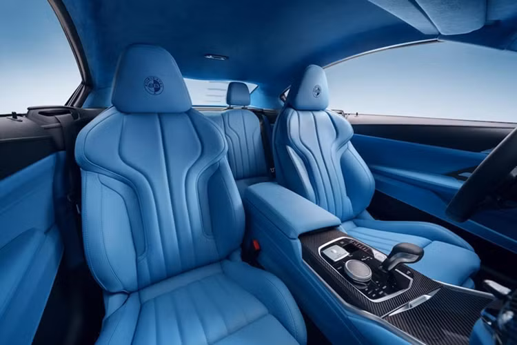 Các hốc gió lớn với hoạ tiết tổ ong sơn màu đen. Tổng thể xe có nhiều điểm tương đồng BMW M4 nhưng điểm khác biệt là toàn bộ thân xe được làm từ sợi carbon. Nắp cốp cũng được làm mới để giấu cánh gió đuôi vịt tinh tế.