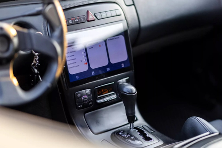 Hệ thống ống xả mới không chỉ tăng chất âm mà còn nâng công suất tối đa lên khoảng 493 mã lực, một con số ấn tượng với mẫu xe có tuổi đời gần 20 năm. Điểm thú vị là chiếc xe từng có màu sơn cam nguyên bản.