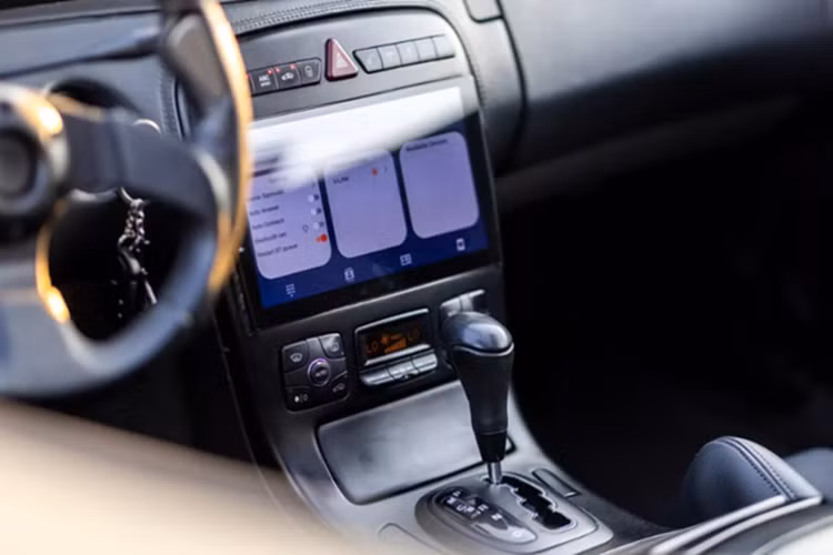 Hệ thống ống xả mới không chỉ tăng chất âm mà còn nâng công suất tối đa lên khoảng 493 mã lực, một con số ấn tượng với mẫu xe có tuổi đời gần 20 năm. Điểm thú vị là chiếc xe từng có màu sơn cam nguyên bản.