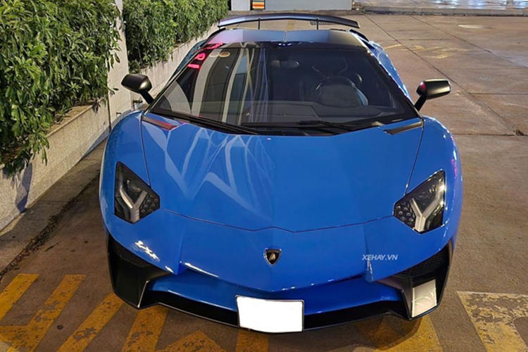 Ngoài màu sơn hiếm, chiếc siêu xe trong bài còn được trang bị nhiều chi tiết bằng sợi carbon như cánh gió sau, ốp hốc gió sườn và nắp động cơ sơn đen làm từ vật liệu composite, thay vì loại nắp kính trong suốt như một số chiếc SV khác.