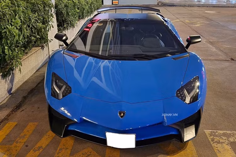 Ngoài màu sơn hiếm, chiếc siêu xe trong bài còn được trang bị nhiều chi tiết bằng sợi carbon như cánh gió sau, ốp hốc gió sườn và nắp động cơ sơn đen làm từ vật liệu composite, thay vì loại nắp kính trong suốt như một số chiếc SV khác.