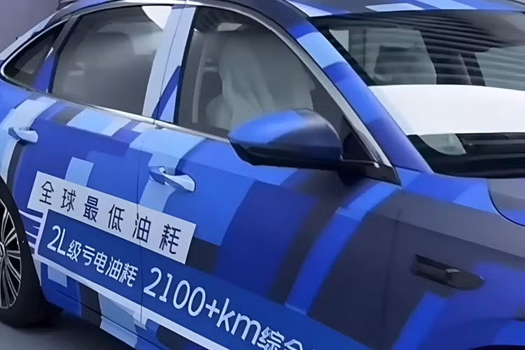 Phần đuôi xe nổi bật với đèn LED cỡ lớn kéo ngang qua hai bên. Ống xả được giấu bên dưới, tương tự như các mẫu xe PHEV khác trên thị trường. Chưa có quá nhiều thông số kỹ thuật, nhưng một số nguồn tin nhận định tân binh này sẽ dùng chung nền tảng với chiếc Starshine 8 cùng 2 tùy chọn động cơ.