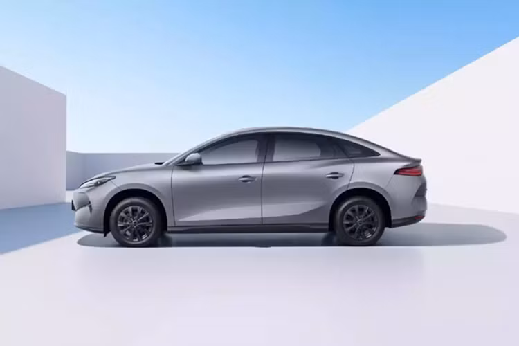 BYD e7 thuộc phân khúc sedan cỡ D với kích thước dài x rộng x cao lần lượt là 4.780 x 1.900 x 1.515 mm và chiều dài cơ sở 2.820 mm. Bên cạnh đó, xe còn khá nhẹ với trọng lượng không tải từ 1.499 - 1.566 kg.