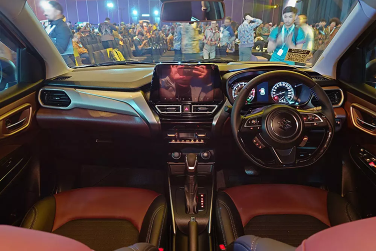 Về kích thước, Suzuki Fronx sở hữu chiều dài 3.995 mm, chiều rộng 1.765 mm và chiều cao 1.550 mm. Chiều dài cơ sở là 2.520 mm trong khi bán kính quay đầu được cho là nhỏ nhất trong phân khúc, chỉ 4,8 mét. Bên trong Suzuki Fronx là không gian nội thất 2 hàng ghế với 5 chỗ ngồi.