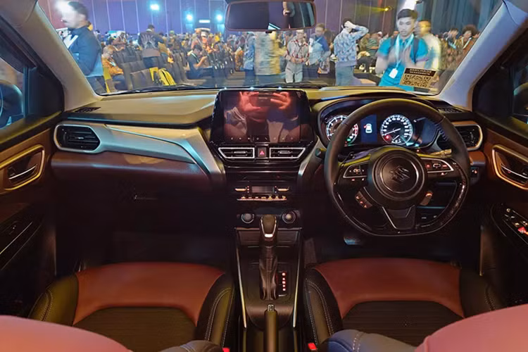 Về kích thước, Suzuki Fronx sở hữu chiều dài 3.995 mm, chiều rộng 1.765 mm và chiều cao 1.550 mm. Chiều dài cơ sở là 2.520 mm trong khi bán kính quay đầu được cho là nhỏ nhất trong phân khúc, chỉ 4,8 mét. Bên trong Suzuki Fronx là không gian nội thất 2 hàng ghế với 5 chỗ ngồi.