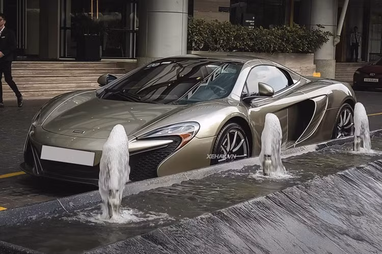 Chưa hết, dòng chữ MSO nằm trên cánh lướt gió bên hông hay bệ cửa cũng tạo sự nhận biết so với những chiếc siêu xe McLaren 650S Spider tiêu chuẩn đang lăn bánh trên đường phố Việt Nam.