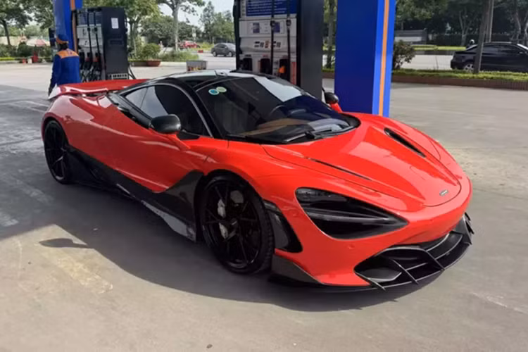 Như vậy là sau thời gian dài mang bộ áo bò sữa, chiếc siêu xe McLaren 720S với bộ body kit TopCar Design đã được cho dán màu đỏ, kết hợp rất ăn ý với bộ body kit sơn đen và carbon đẹp mắt.
