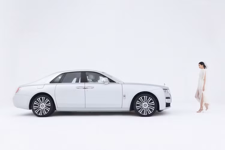 Thay vì đầu tư dây chuyền để tăng năng suất, Rolls-Royce dành tới 370 triệu USD để nâng cấp nhà máy tại Anh. Mục tiêu chính là mở rộng năng lực của bộ phận cá nhân hóa Bespoke, nơi khách hàng có thể tạo ra những chiếc xe độc nhất vô nhị, phản ánh gu thẩm mỹ và dấu ấn cá nhân riêng biệt.