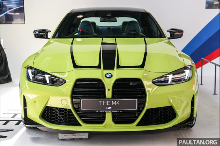 Ở lần nâng cấp này, BMW M4 Competition Coupe G82 sở hữu cụm đèn LED ban ngày dạng dọc tích hợp trong đèn pha LED thích ứng – một điểm đặc trưng mới của bản LCI. Trên nắp ca-pô của xe có họa tiết thể thao táo bạo, cùng gói trang trí M Lights Shadowline và M High-Gloss Shadowline mở rộng.