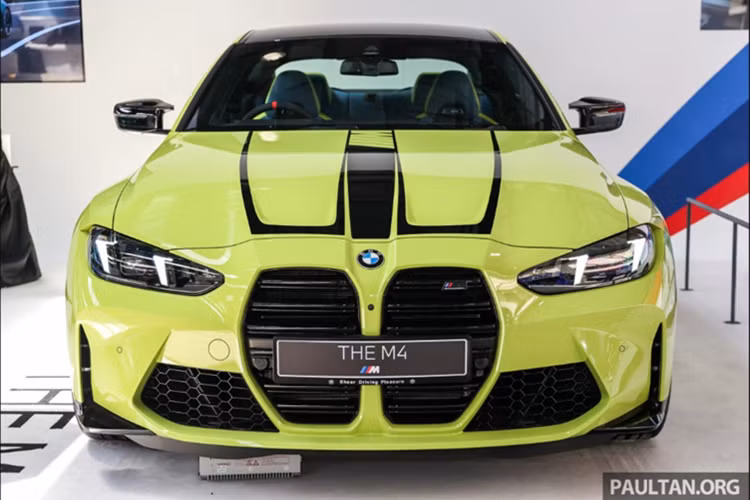 Ở lần nâng cấp này, BMW M4 Competition Coupe G82 sở hữu cụm đèn LED ban ngày dạng dọc tích hợp trong đèn pha LED thích ứng – một điểm đặc trưng mới của bản LCI. Trên nắp ca-pô của xe có họa tiết thể thao táo bạo, cùng gói trang trí M Lights Shadowline và M High-Gloss Shadowline mở rộng.