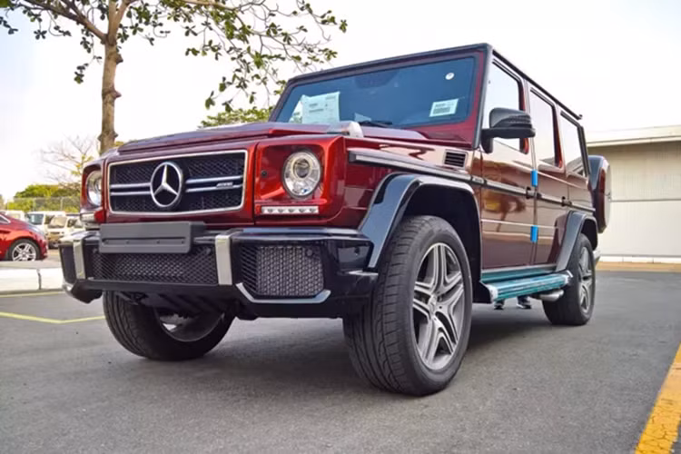 Chủ nhân đã bay sang tận nhà máy ở Áo để chọn mã màu Tomato Red cho xe. 9 năm sau, cũng chính người bán chiếc xe SUV Mercedes-Benz G63 AMG Crazy Color Edition năm đó đã tiết lộ 1 bí mật khiến không ít người bất ngờ, đó chính là màu sơn Tomato Red này thực tế lên đến 1,070 tỷ đồng, không phải 700 triệu đồng như mình chia sẻ.