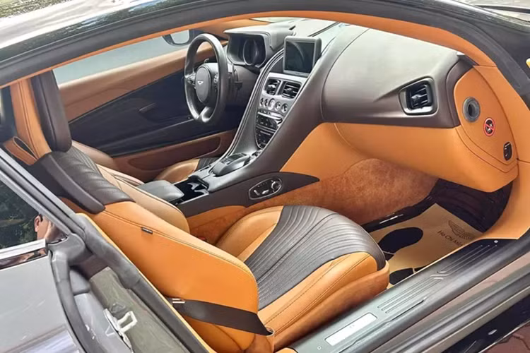Mới nhất, chiếc xe thể thao hạng sang Aston Martin DB11 V8 đã được 1 thương lái ở Tp.HCM mua lại từ showroom chuyên mua bán xe đã qua sử dụng ở Hà Nội, xe hiện đang được chào bán công khai gần 10 tỷ đồng, rẻ gần 2 tỷ đồng so với đầu năm nay.
